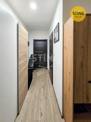 Kuchyně; kuchyňské spotřebiče, dlažba, přirozené světlo, moderní styl