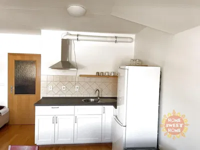 Хол; дървен под, естествена светлина, модерен стил