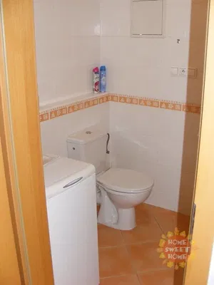 Хол; дървен под, естествена светлина, модерен стил