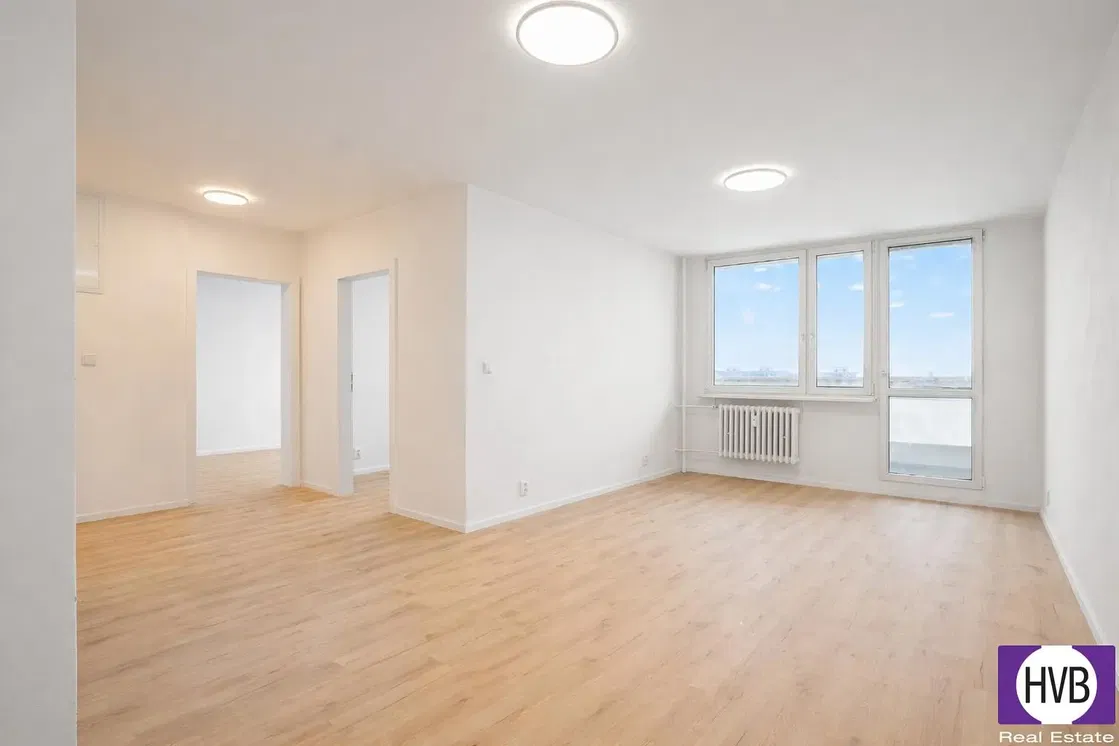 Хол; дървен под, естествена светлина, модерен стил