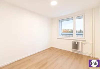 Хол; дървен под, естествена светлина, модерен стил