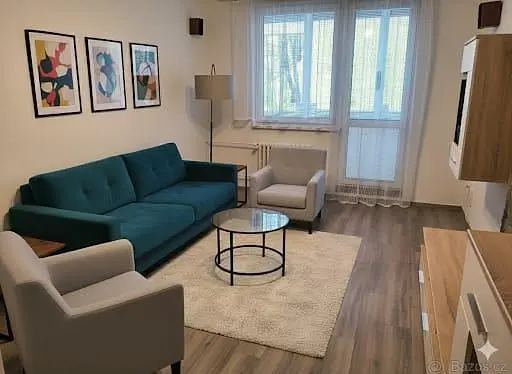 Obývací pokoj; dřevěná podlaha, přirozené světlo, moderní styl, vysoké stropy