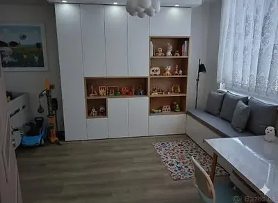 Obývací pokoj; dřevěná podlaha, přirozené světlo, moderní styl, vysoké stropy