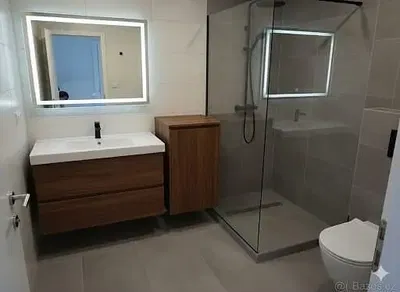 Obývací pokoj; dřevěná podlaha, přirozené světlo, moderní styl