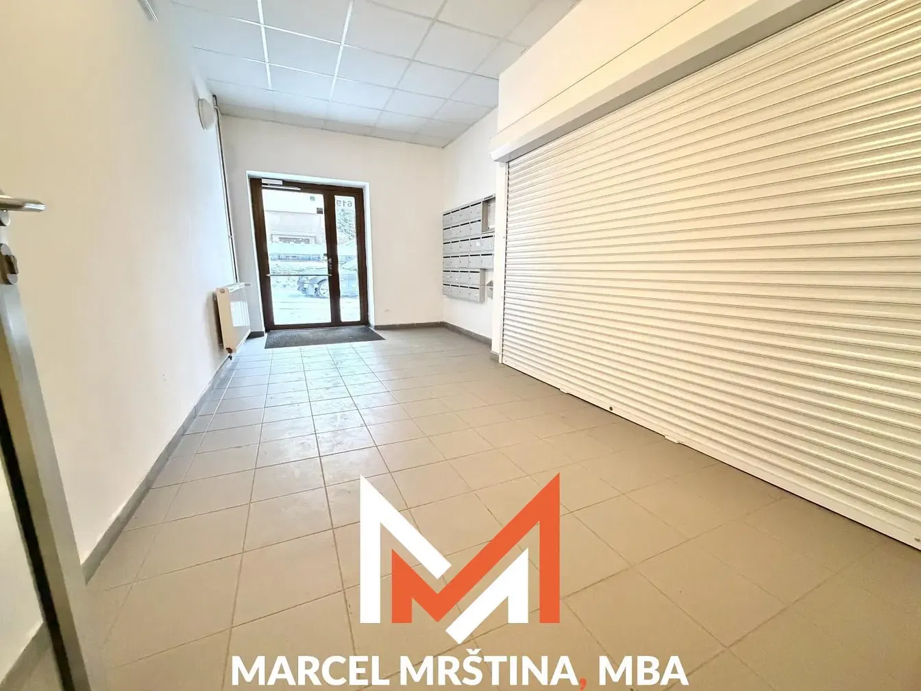 Кухня; кухненски уреди, плочки, естествена светлина, модерен стил