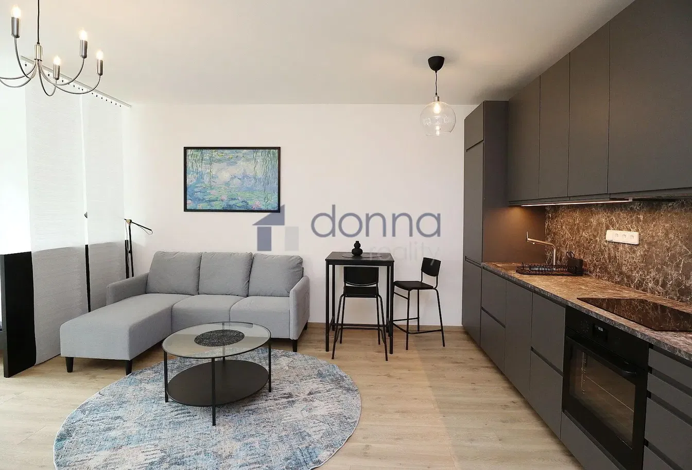 Kuhinja; kućanski aparati, drveni pod, prirodna svjetlost, moderan stil