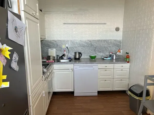 Salon; podłoga drewniana, światło dzienne, styl nowoczesny