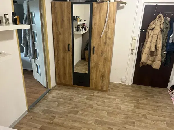 Salon; podłoga drewniana, światło dzienne, styl nowoczesny