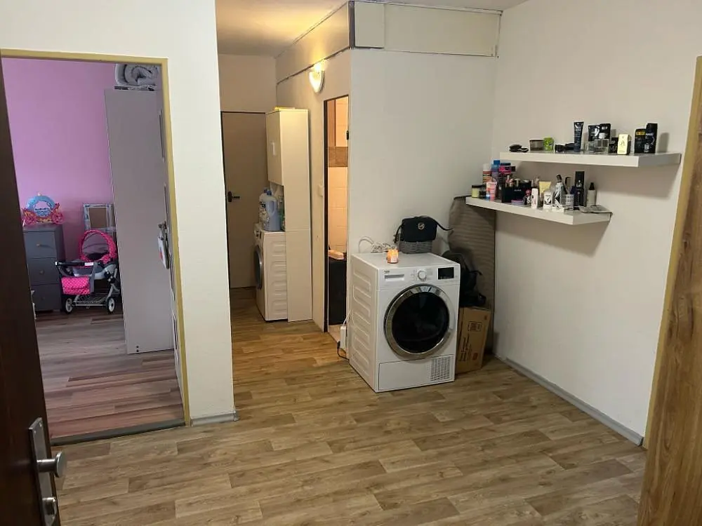 Salon; parquet, lumière naturelle, style moderne