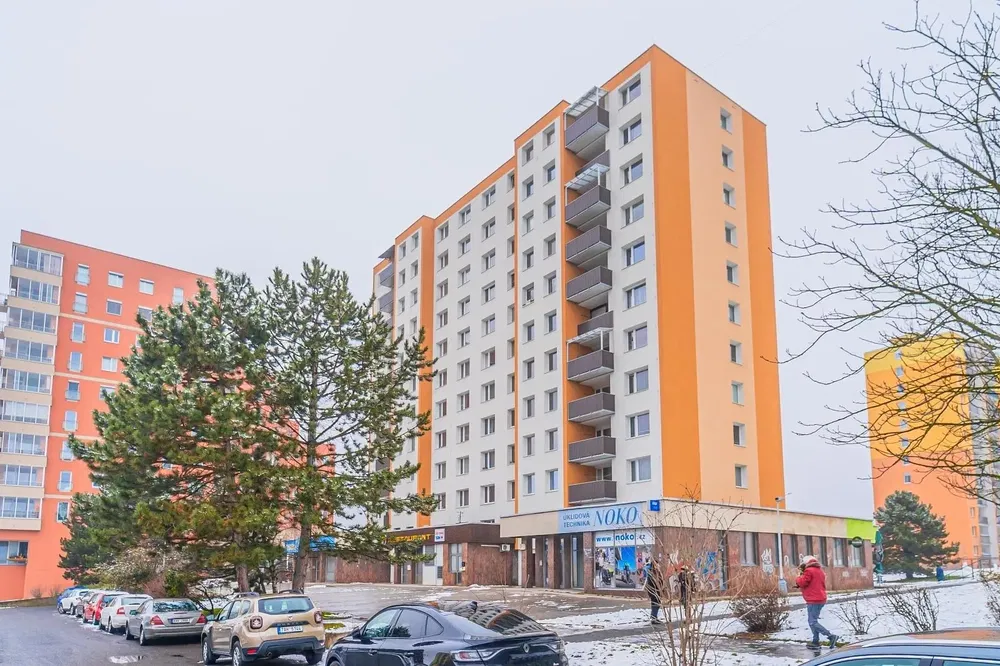 Dnevni boravak; drveni pod, prirodna svjetlost, moderan stil