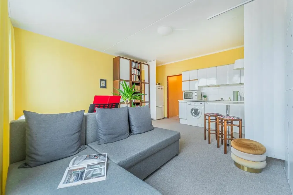 Dnevni boravak; drveni pod, prirodna svjetlost, moderan stil