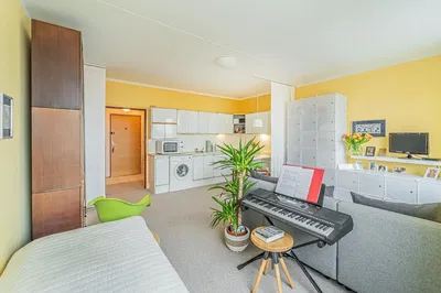 Dnevni boravak; prirodna svjetlost, drveni pod, moderan stil