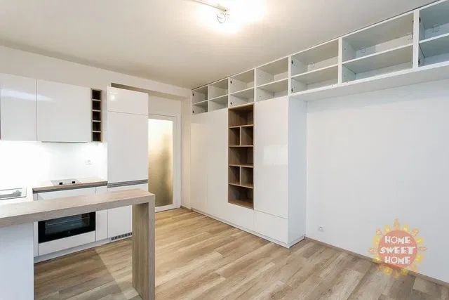 Хол; дървен под, естествена светлина, модерен стил