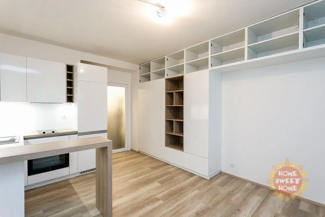 Хол; дървен под, естествена светлина, модерен стил