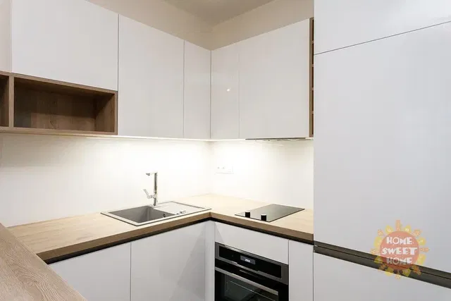 Хол; дървен под, естествена светлина, модерен стил