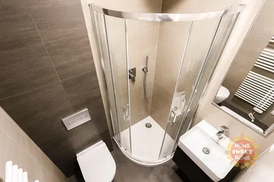 Хол; дървен под, естествена светлина, модерен стил