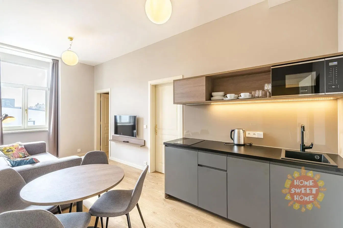 Хол; дървен под, естествена светлина, модерен стил