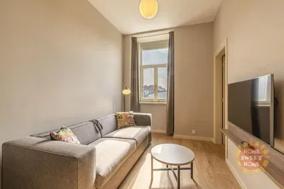 Хол; дървен под, естествена светлина, модерен стил