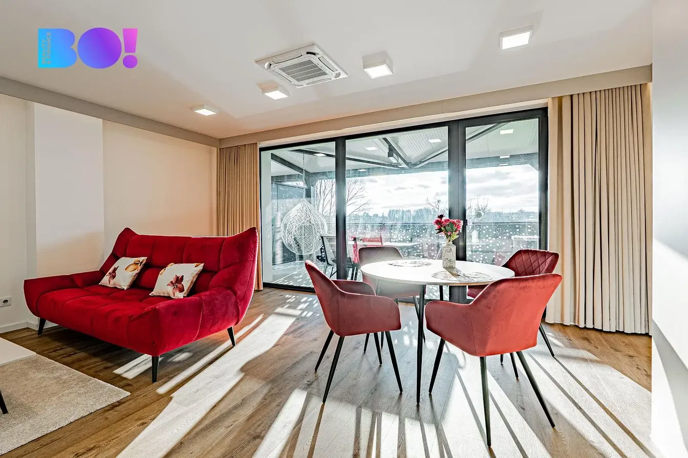 Wohnzimmer; holzboden, tageslicht, moderner stil