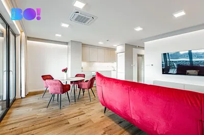 Wohnzimmer; holzboden, tageslicht, moderner stil, hohe decken