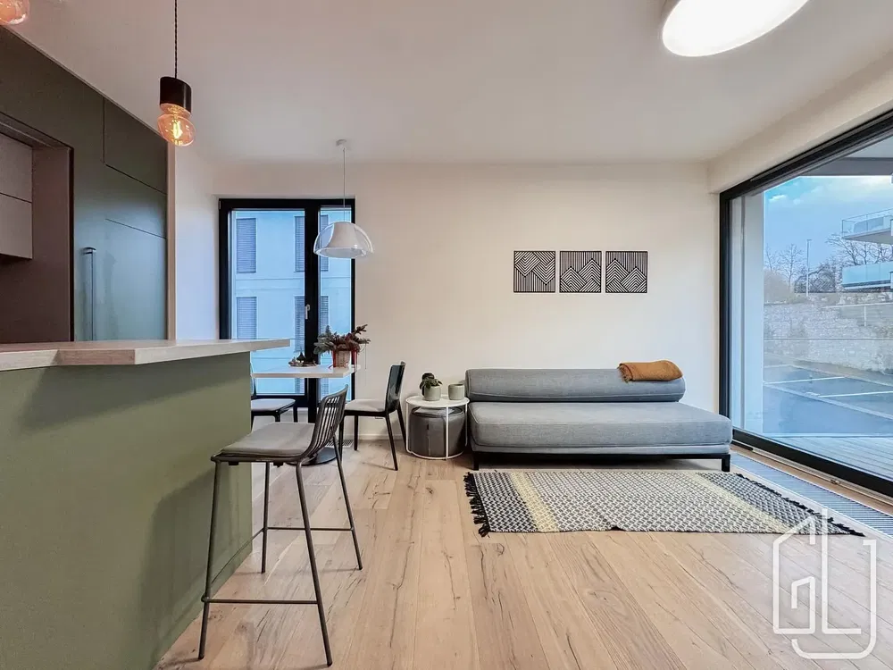 Wohnzimmer; holzboden, tageslicht, moderner stil, hohe decken