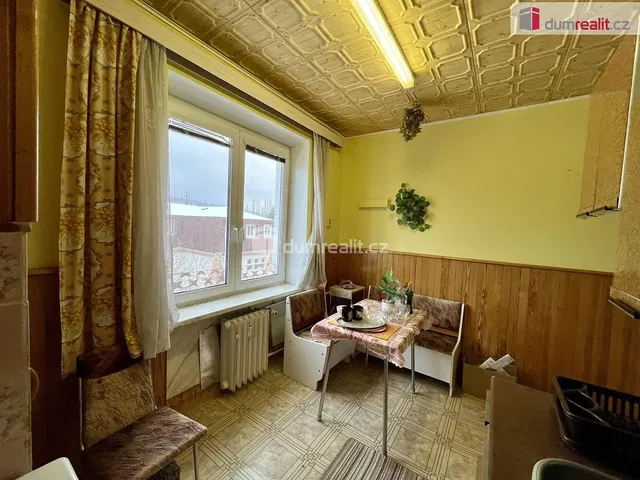 Living room; wood floor, natural light, modern style, high ceiling