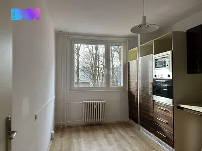 Keuken; keukenapparatuur, tegelvloer, natuurlijk licht, moderne stijl