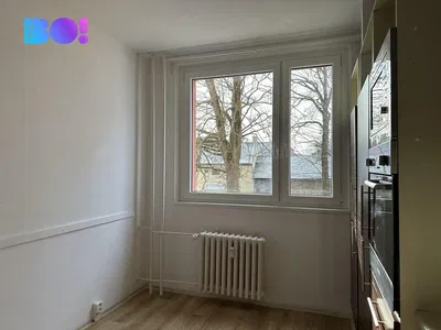 Keuken; keukenapparatuur, tegelvloer, natuurlijk licht, moderne stijl