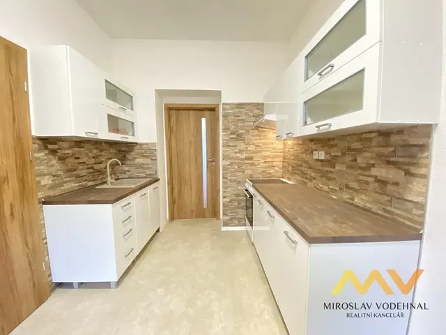 Хол; дървен под, естествена светлина, модерен стил