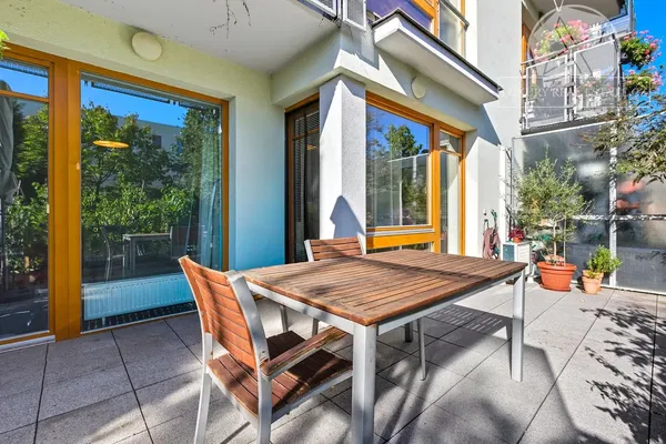 Living room; wood floor, natural light, modern style