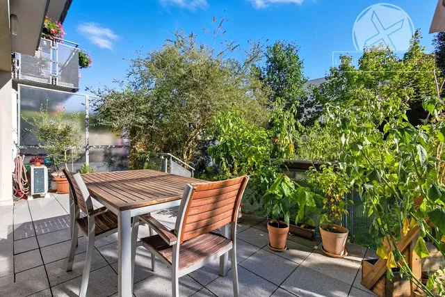 Wohnzimmer; holzboden, tageslicht, moderner stil, hohe decken