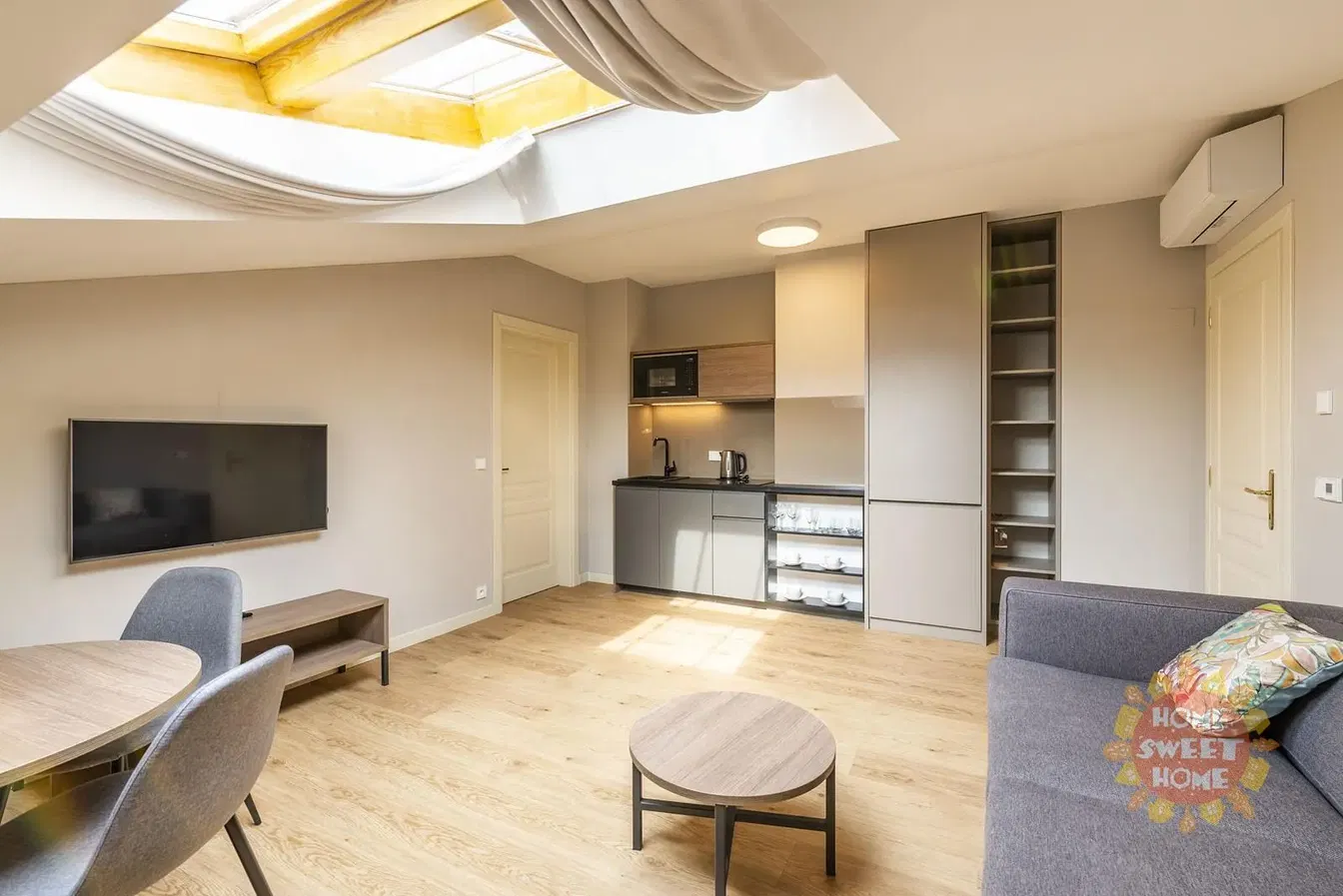 Кухня; кухненски уреди, дървен под, естествена светлина, модерен стил