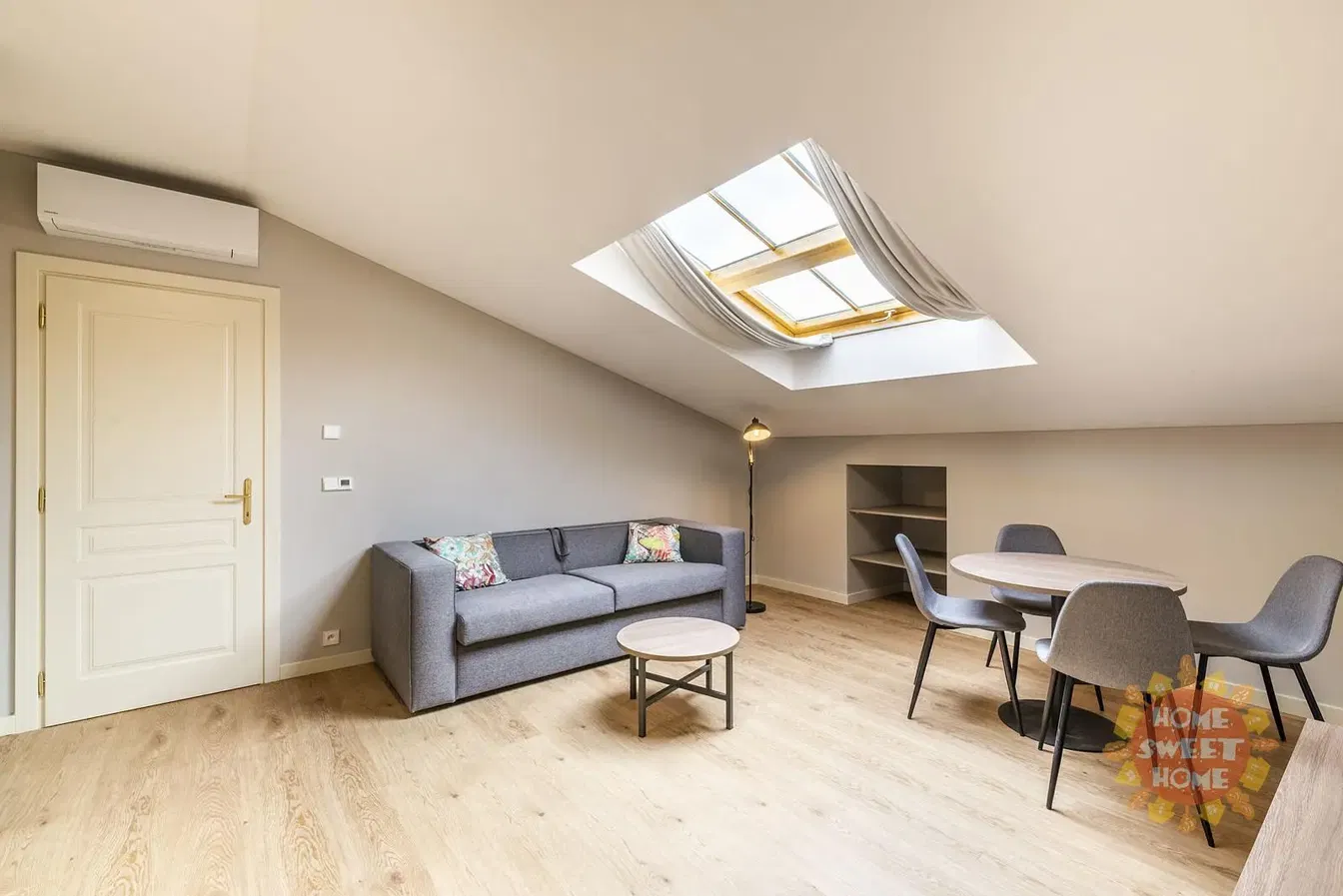 Кухня; кухненски уреди, дървен под, естествена светлина, модерен стил