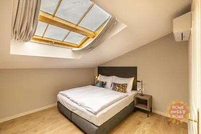 Хол; дървен под, естествена светлина, модерен стил