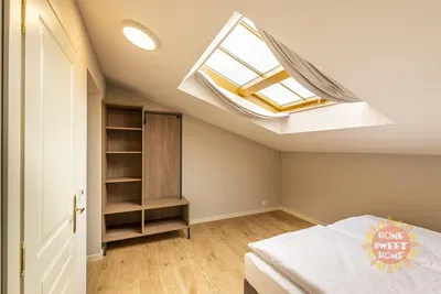 Хол; дървен под, естествена светлина, модерен стил