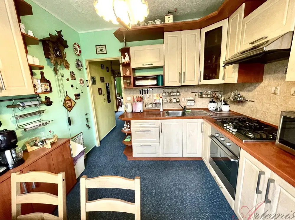 Дневна соба; дрвени под, природно светло, модерни стил, високи плафони