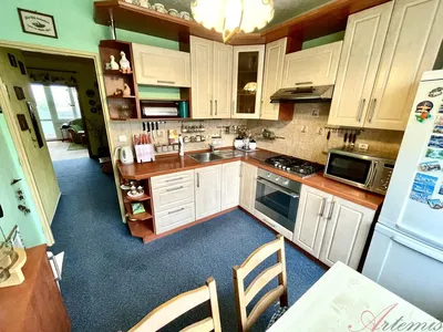 Кухиња; кухињски апарати, дрвени под, природно светло, модерни стил