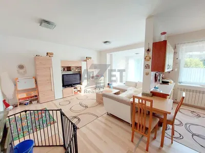 Дневна соба; дрвени под, природно светло, модерни стил