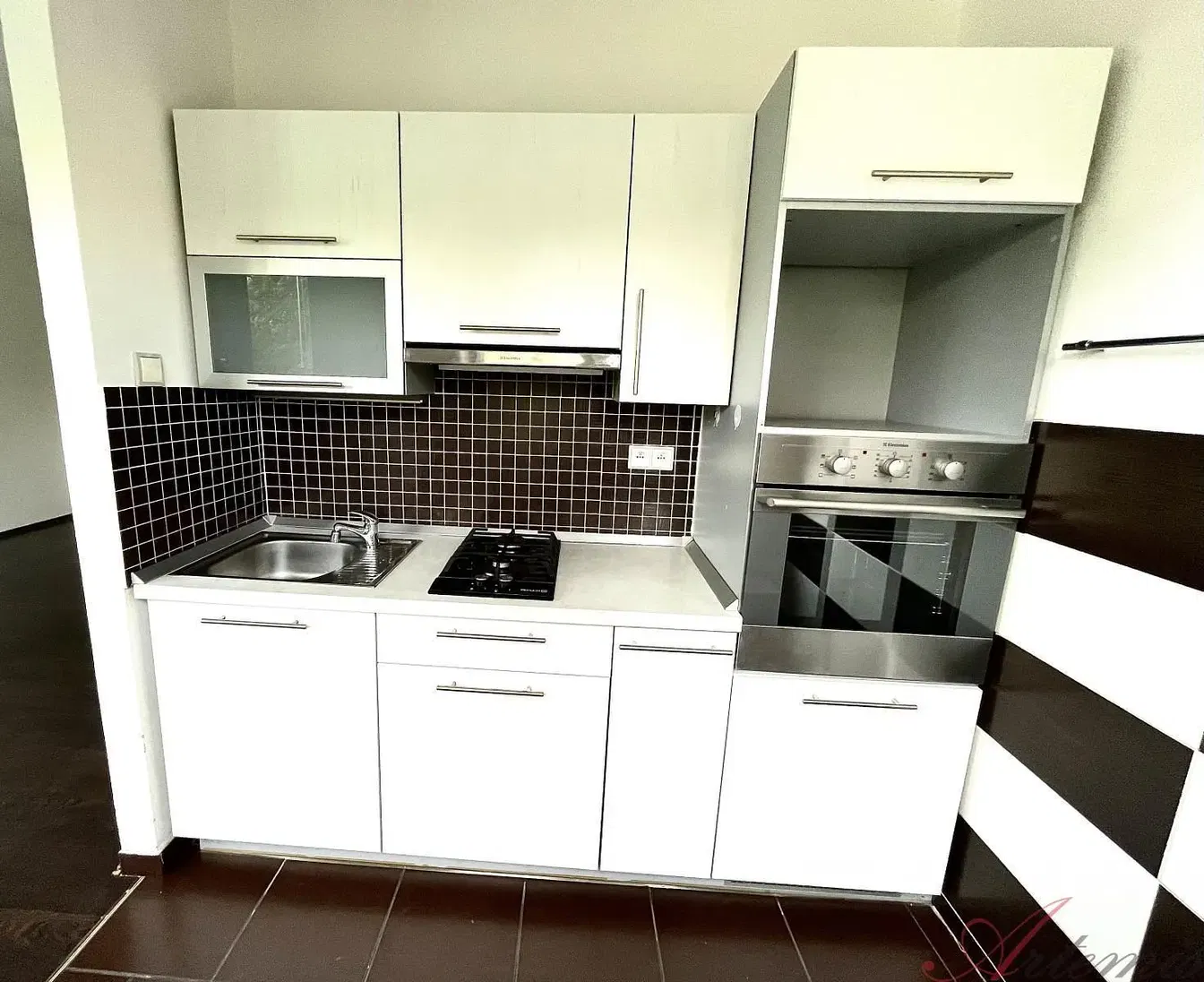 Keuken; keukenapparatuur, houten vloer, natuurlijk licht, moderne stijl