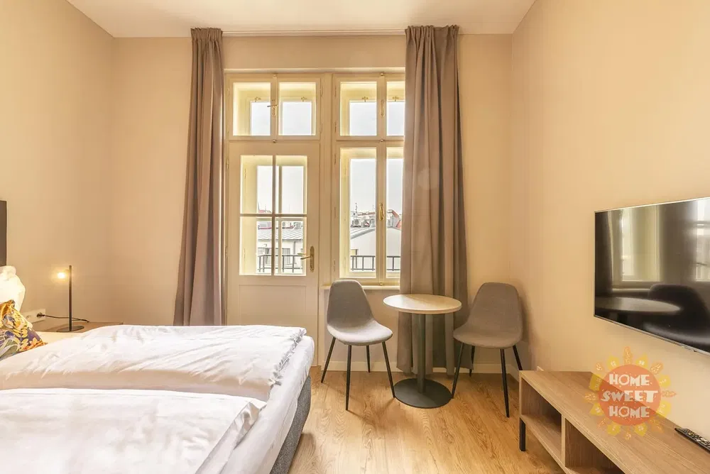 Кухня; кухненски уреди, дървен под, естествена светлина, модерен стил