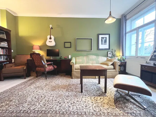 Sala de estar; chão de madeira, luz natural, estilo moderno