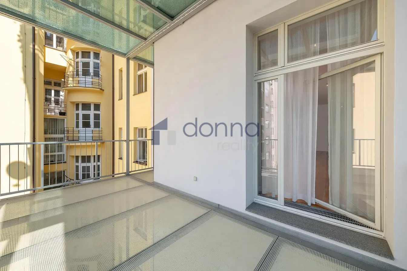 Sala de estar; chão de madeira, luz natural, estilo moderno