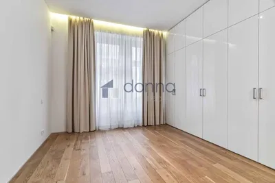 Sala de estar; chão de madeira, luz natural, estilo moderno