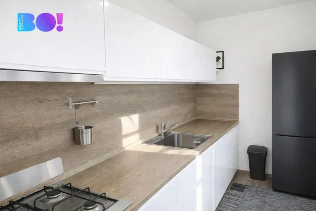 Хол; дървен под, естествена светлина, модерен стил