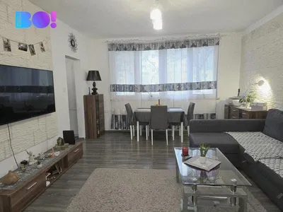 Хол; дървен под, естествена светлина, модерен стил