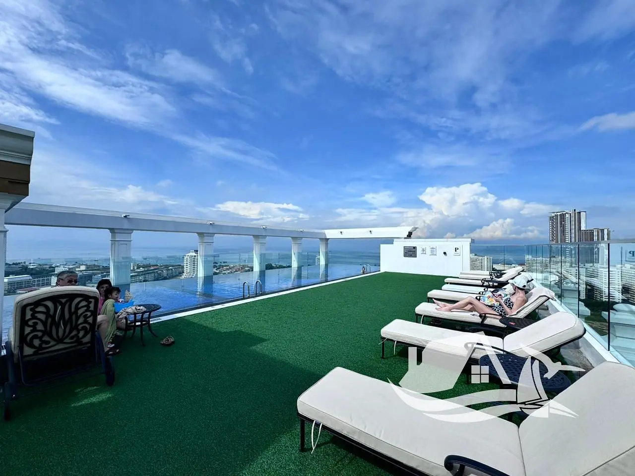 Дневна соба; дрвени под, природно светло, модерни стил, високи плафони