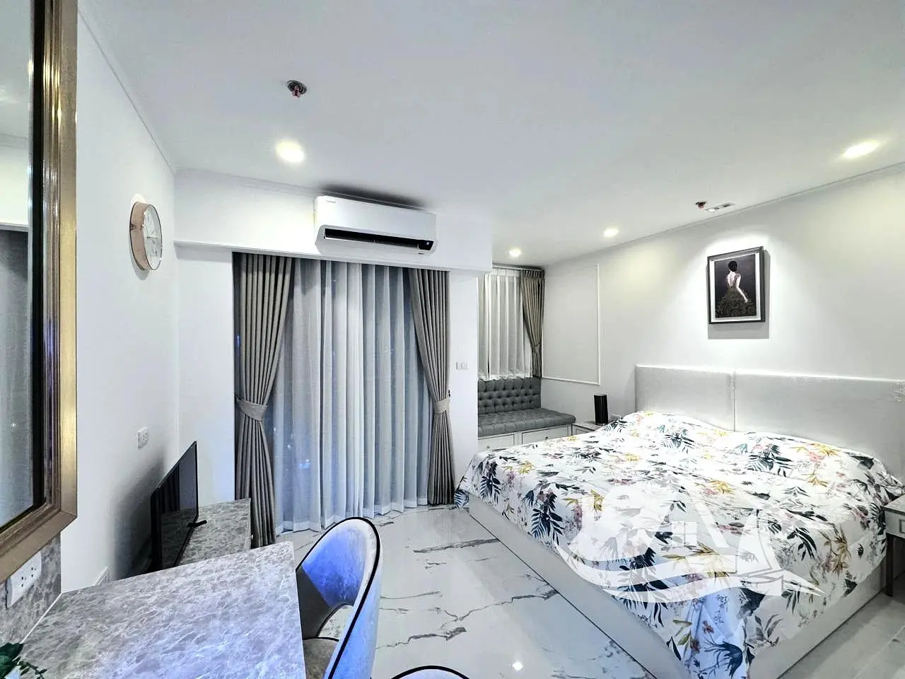 Кухиња; кухињски апарати, дрвени под, природно светло, модерни стил