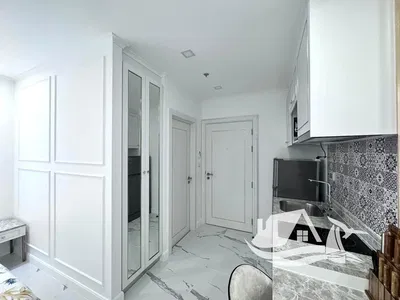 Кухиња; кухињски апарати, дрвени под, природно светло, модерни стил