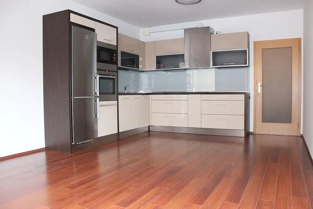 Sala de estar; chão de madeira, luz natural, estilo moderno