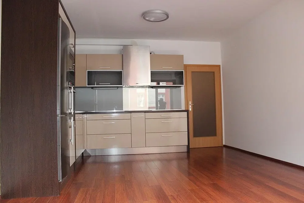 Sala de estar; chão de madeira, luz natural, estilo moderno